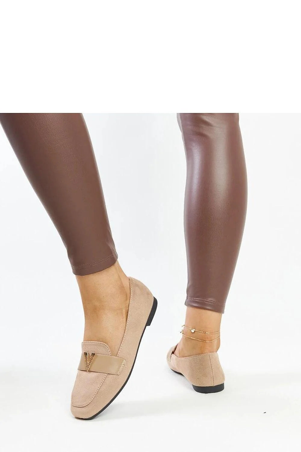 Ballerines élégantes beige pour femme, design classique, semelle antidérapante, ornement doré V, confortable, occasion versatile, daim luxueux, coupe basse, pointe arrondie