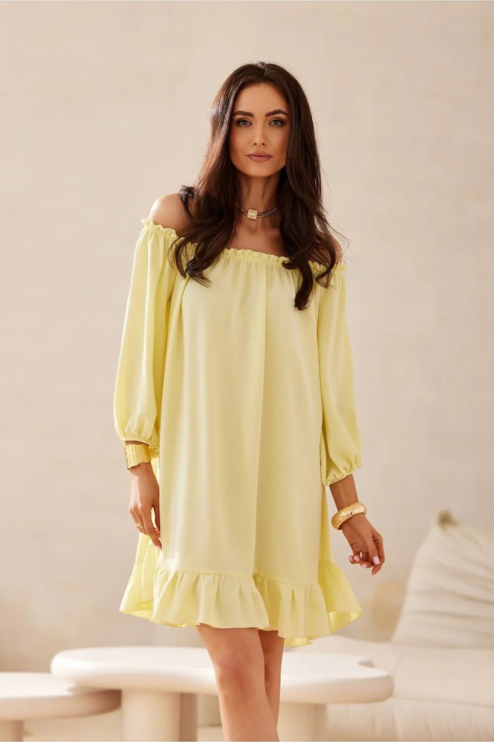 Robe de jour élégante style bohème chic couleur jaune pâle tissu léger encolure bardot manches longues amples ceinture assortie ourlet volanté femme été