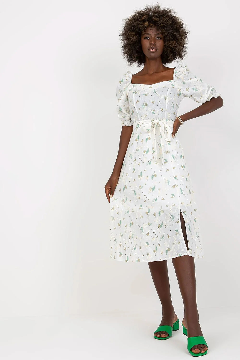 Robe été élégante imprimé floral blanc délicat encolure carrée manches bouffantes taille ajustable ceinture assortie longueur midi fente moderne femme