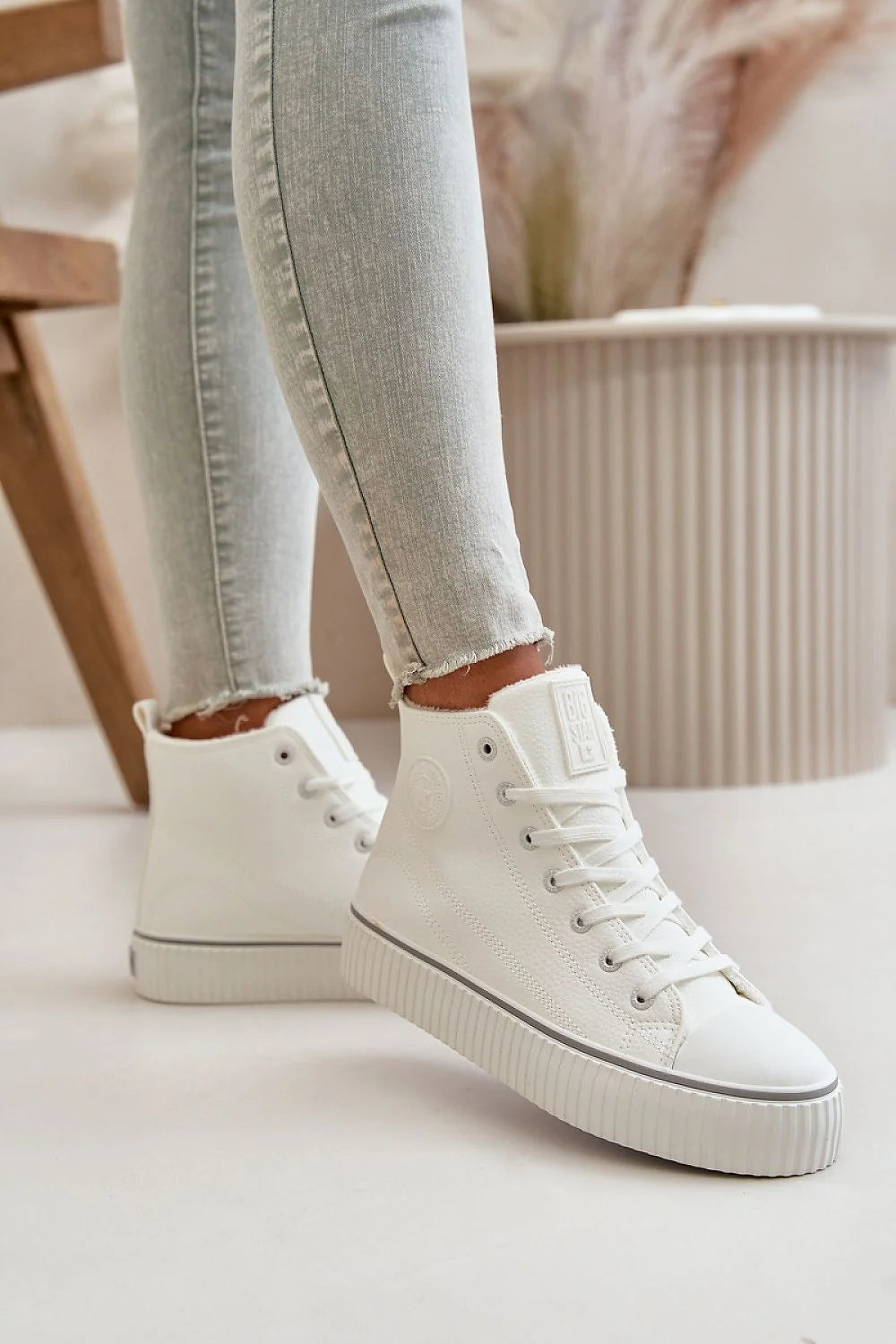 baskets montantes femme cuir synthétique grainé blanc plateforme caoutchouc crantée semelle épaisse lacets oeillets métalliques logo embossé discret BIG STAR