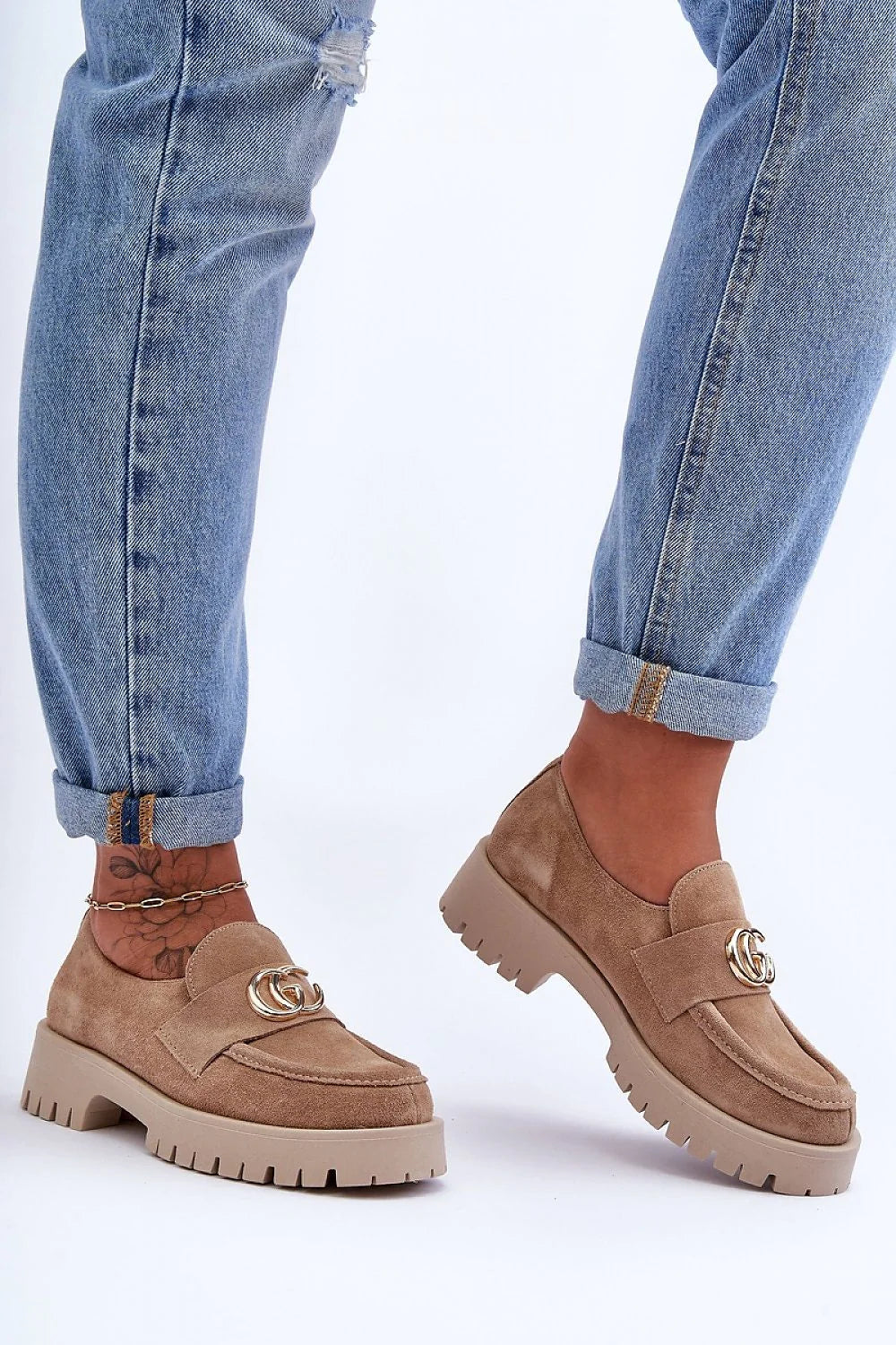 Mocassins pour femmes classiques modernes avec semelle épaisse crantée en cuir suédé beige taupe, détails métalliques dorés, confortable et versatile pour tenues décontractées ou formelles