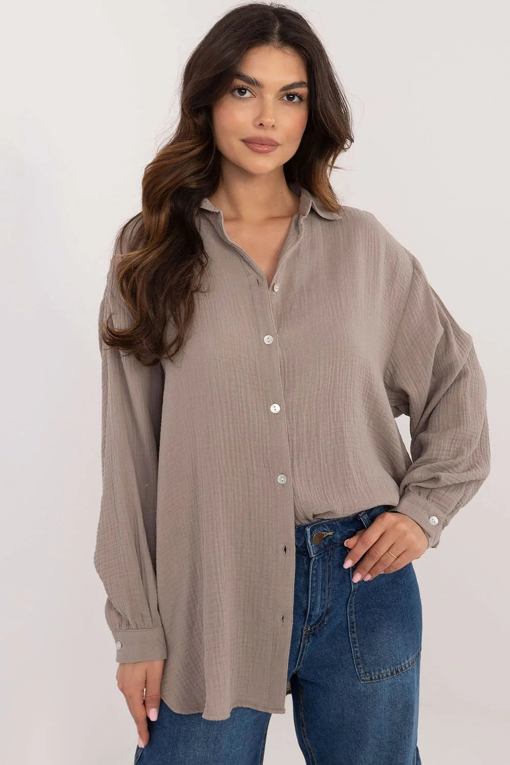 Chemise élégante pour femme manches longues coupe ample tissu gaufré couleur taupe coton écologique style classique modernisé port décontracté chic