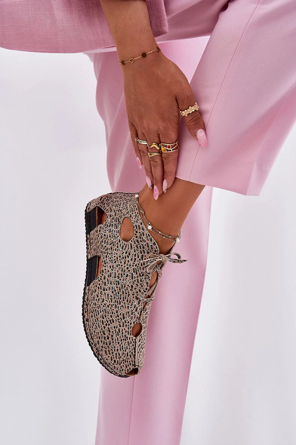 Sandales féminines style audacieux ouvertureorteils perforations cuir texturé leopard print laces ajustables confort été tenues décontractées