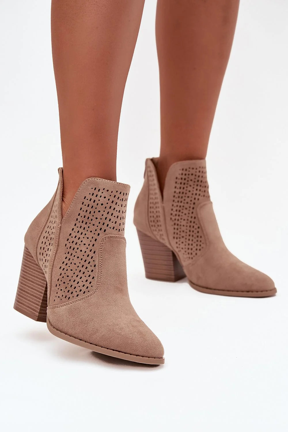 bottines femme suédine écologique taupe talon bloc pilier bout fin arrondi découpes ajourées perforations rectangulaires empiècements cheville fermeture éclair