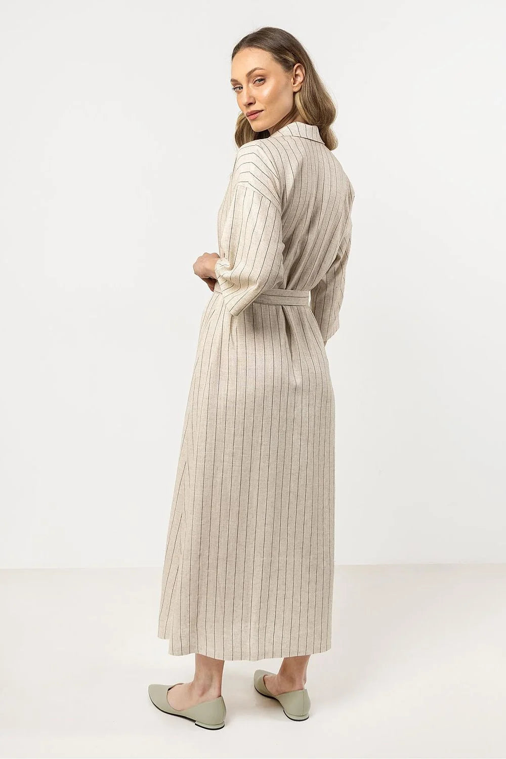 robe longue chemise lin naturel beige rayures verticales coupe droite fluide manches troisquarts ceinture nouée boutons bois