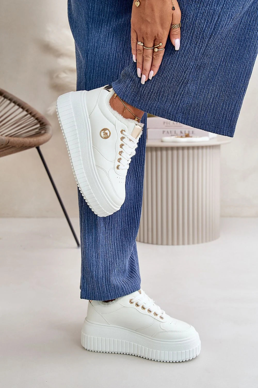 Chaussures de sport féminines modernes en cuir synthétique blanc, semelles compensées, finitions dorées, logo métallique, fourrure intérieure, coupe basse, style polyvalent