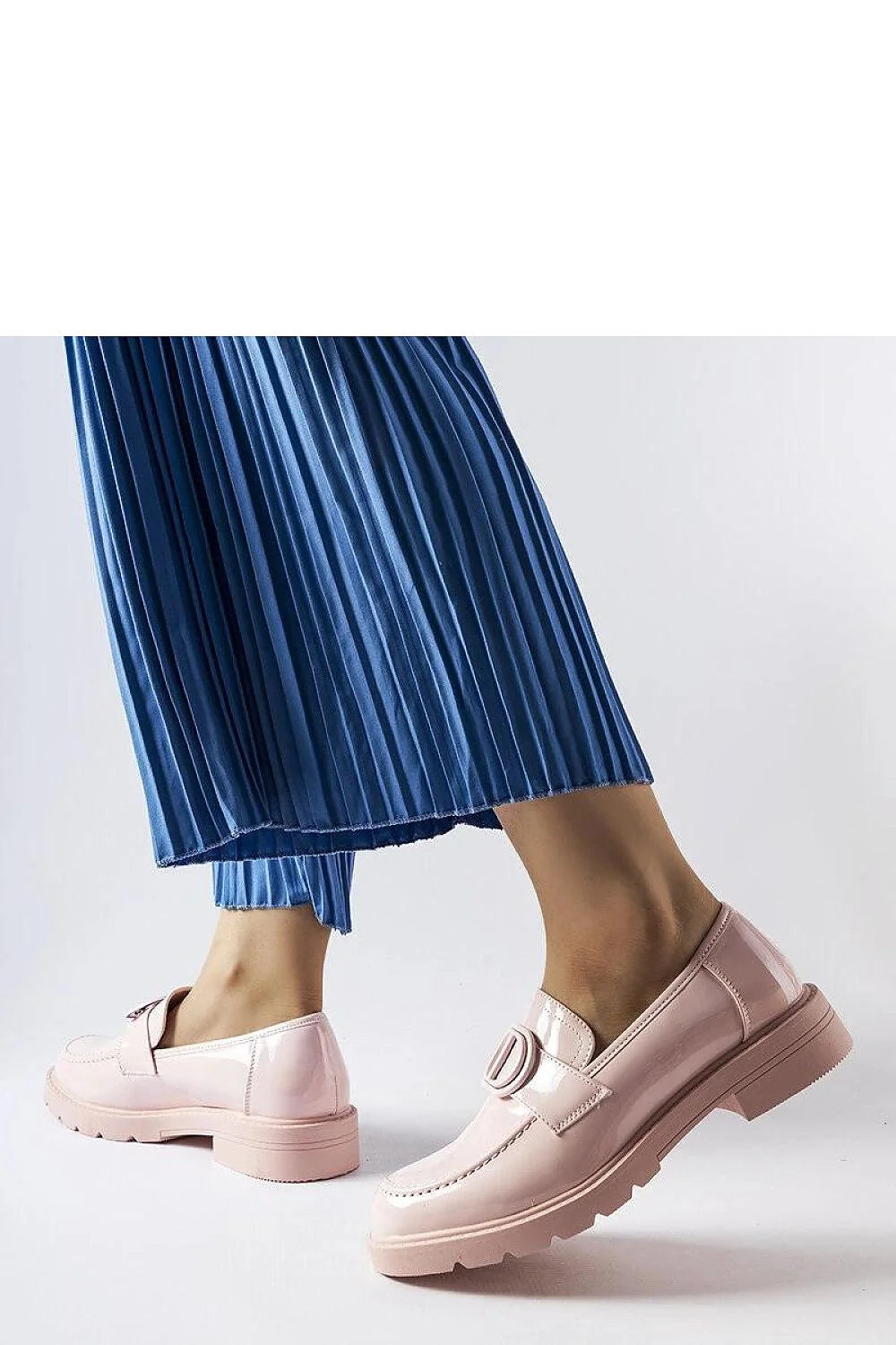 Mocassins femme cuir verni rose pâle bout rond semelle crantée boucle décorative Slip-On