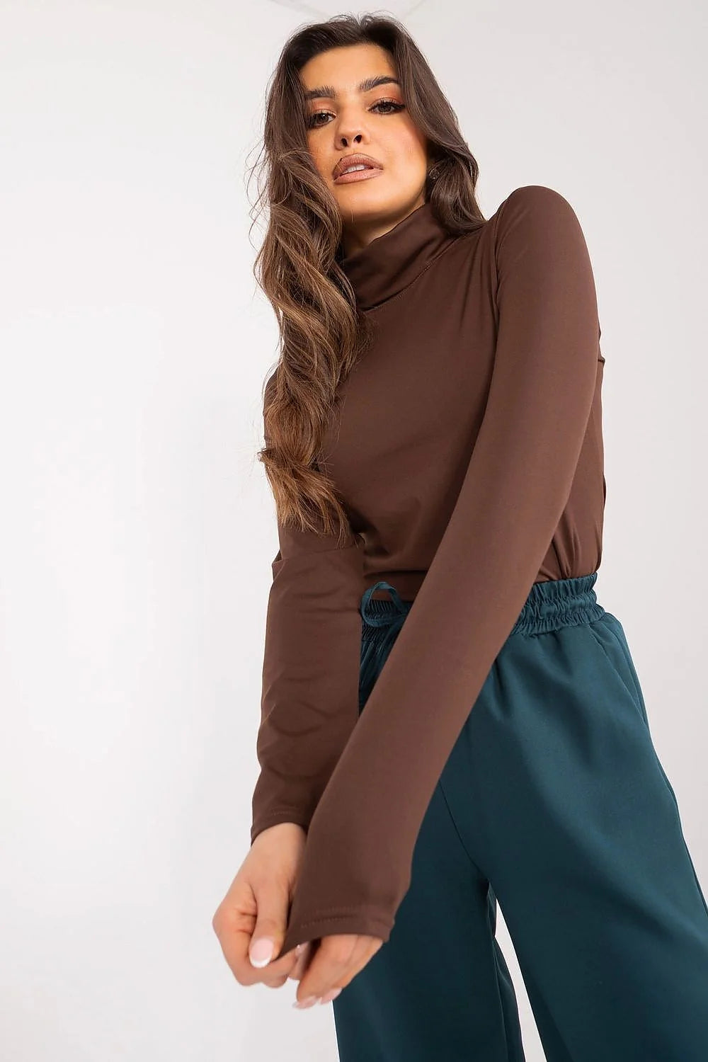 Haut à col roulé longues manches ajusté marron Pantalon droite bleu sarcelle femme moderne polyvalent