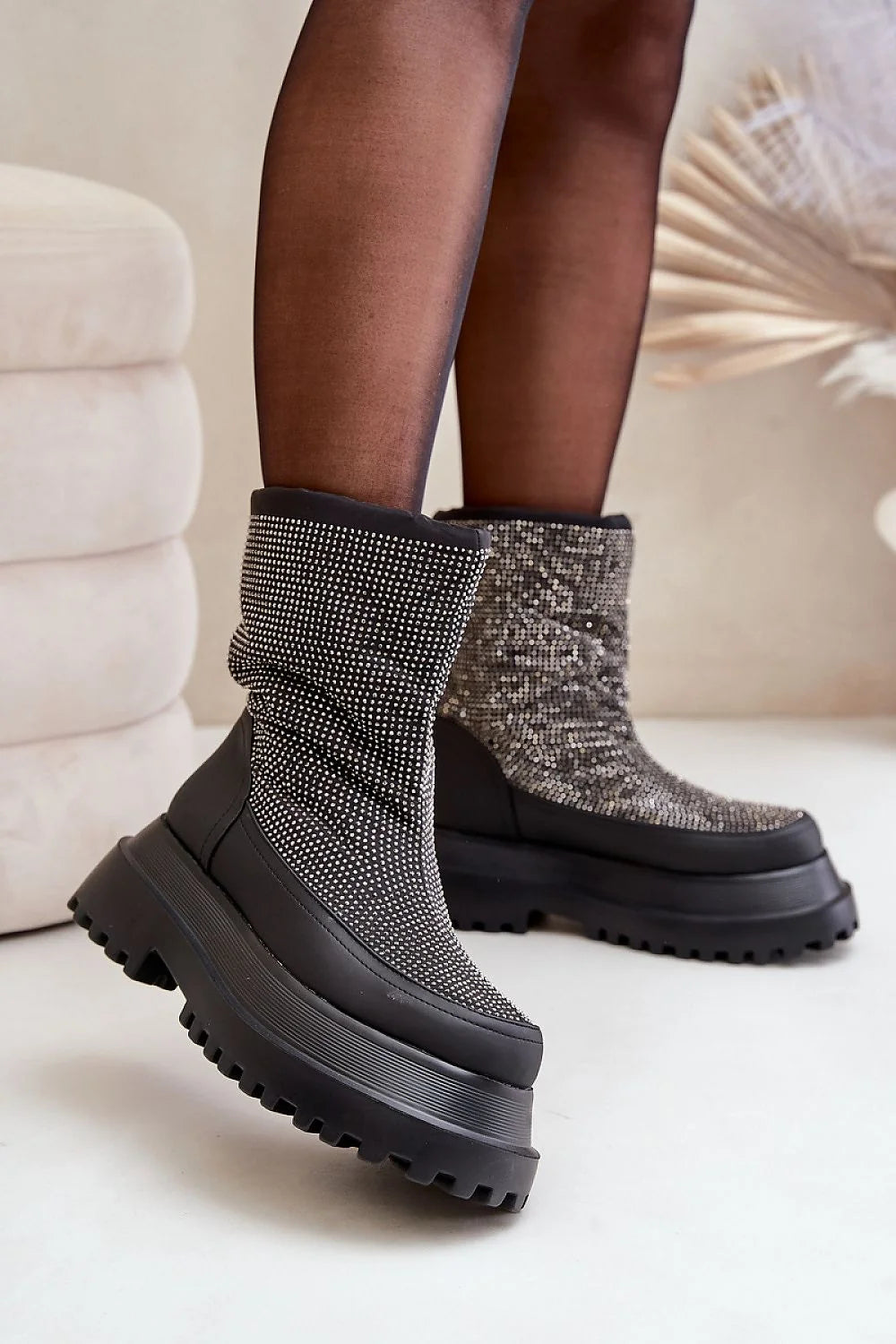 bottes neige femme cheville tige stretch microstrass argentés scintillantes bout rond plateforme épaisse crantée semelle noire stabilité confort