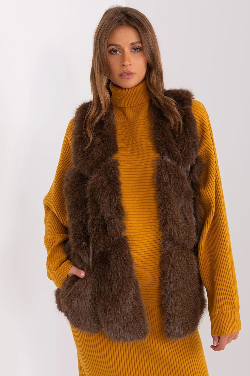 Gilet en fausse fourrure brune sans manches, style élégant, coupe longue, tendance automne-hiver pour femmes