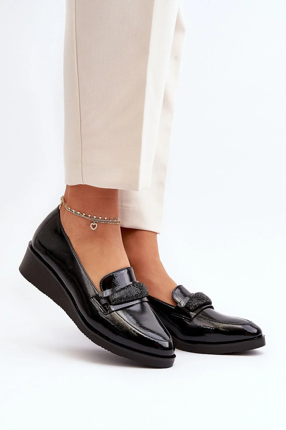 Mocassins élégants pour femmes en cuir verni noir, design classique, détails brillants, confortable, occasionnels, mode intemporelle, taille ajustable