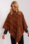 Poncho élégant pour femme en fausse fourrure texture côtelée brun chaud coupe asymétrique sans fermeture occasion formelle ou décontractée