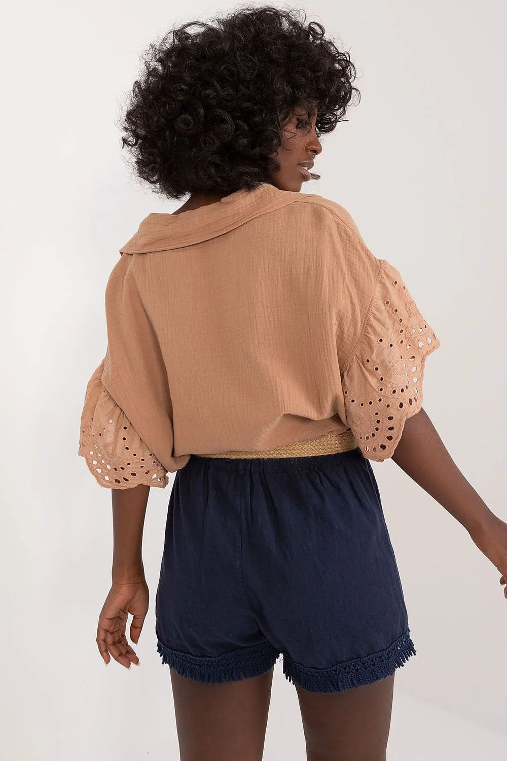 Haut et short bohème femme tissu léger couleur marron clair bleu marine franges ceinture paille broderies manches larges coupe ample été tendance