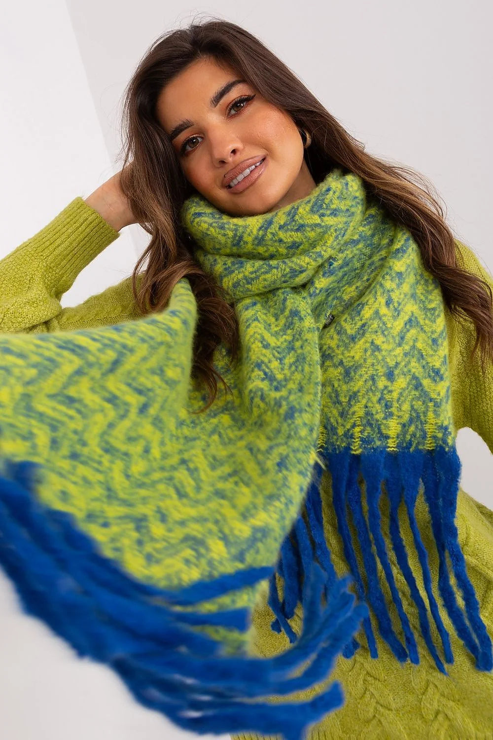 Écharpe design géométrique motif chevrons couleurs vives franges longues maille laine femme automne hiver mode