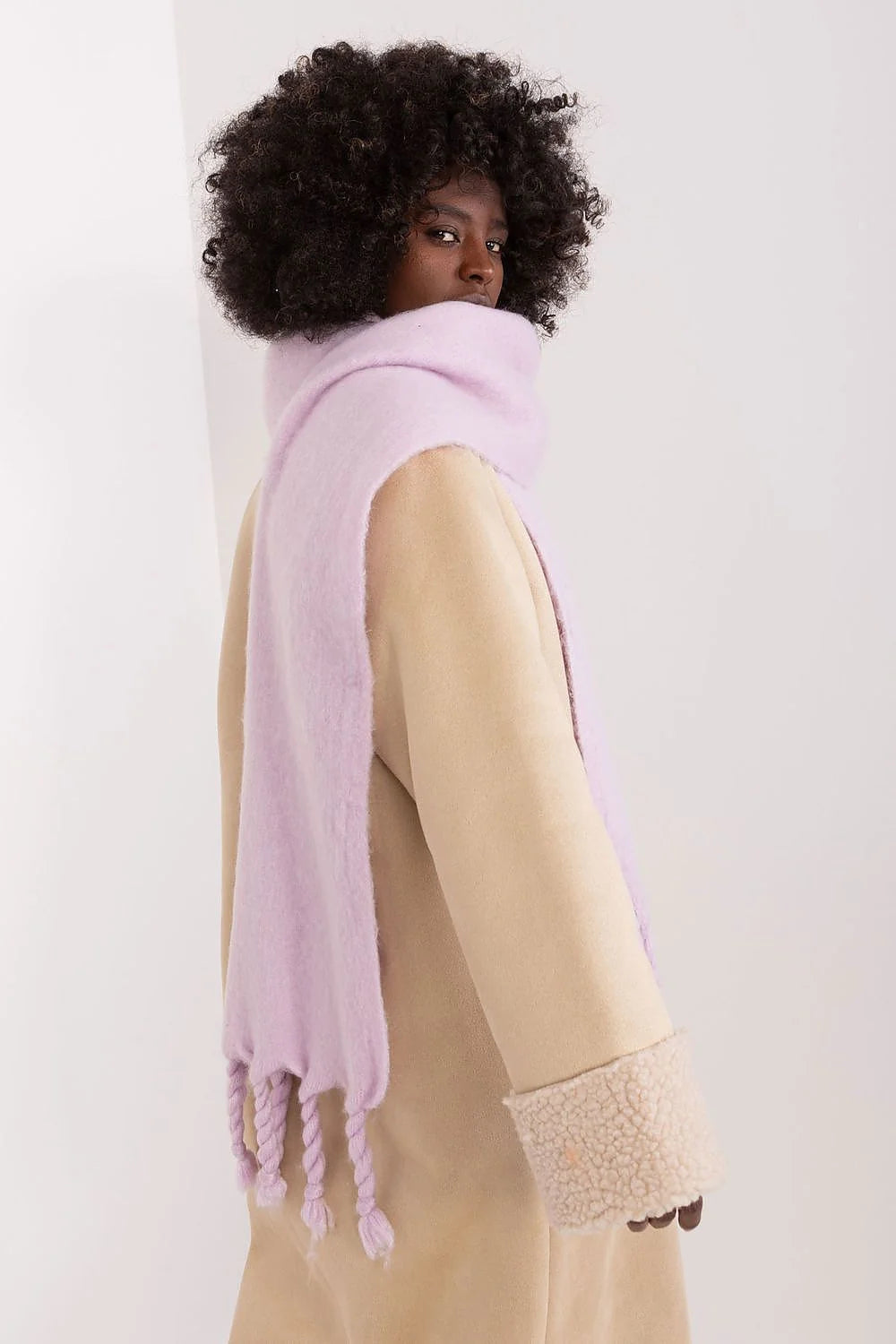 Écharpe longue en laine douce fausse fourrure mode hiver 2023 beige clair style classique pour femme