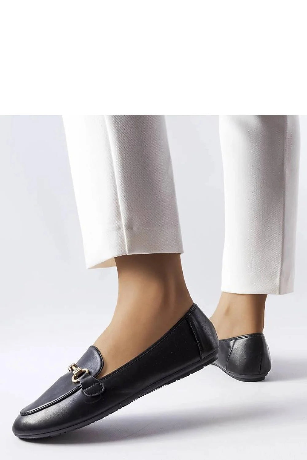 Mocassins pour femmes élégants et intemporels en cuir noir avec détails dorés bout arrondi confortable