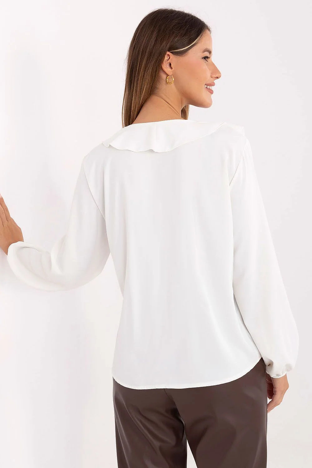 chemise femme blanche volants jabot subtil manches bouffantes poignets élastiques tissu fluide tombé élégant coupe légèrement ample romantique business casual