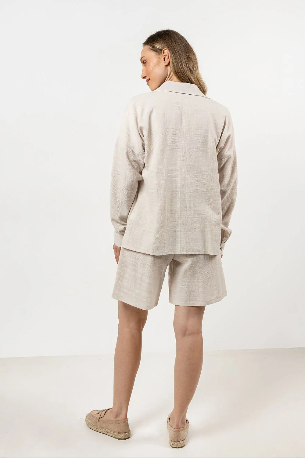 Ensemble mode femme chemise manches longues short beige clair coupe droite épaules tombantes col classique taille haute plis avants