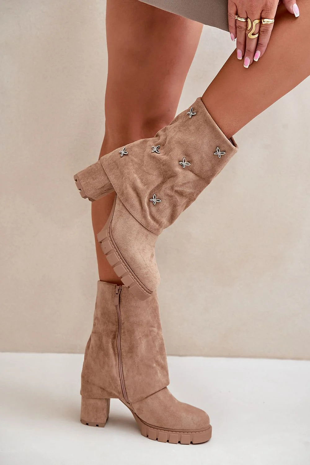 Bottines femmes suédine écologique talons épais décoration métallique automne-hiver style moderne look élégant beige taupe