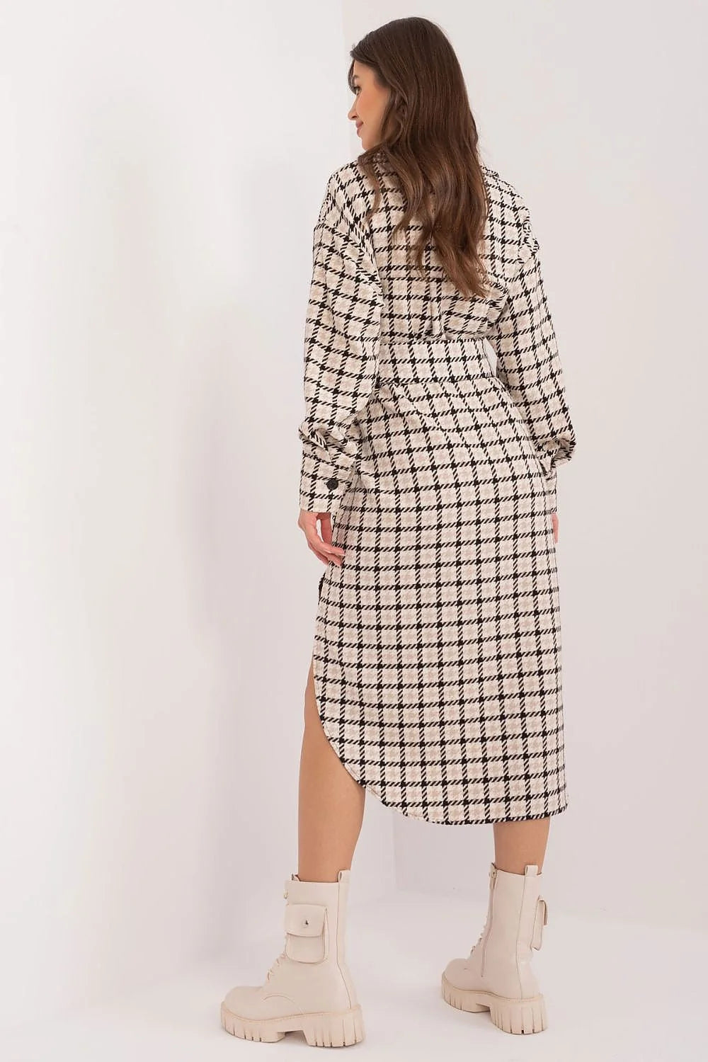 Robe chemise Lakerta motif carreaux noir et blanc coupe asymétrique ceinture incluse manches longues confortable femme