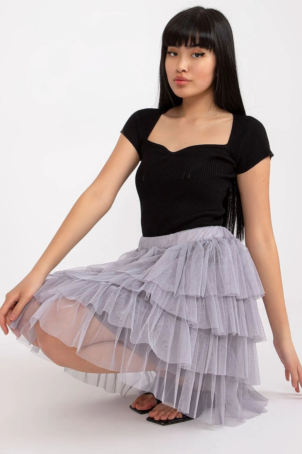 Ensemble femme haut ajusté en tricot manches courtes encolure cœur jupe tulle volants longueur midi couleur noire et gris clair