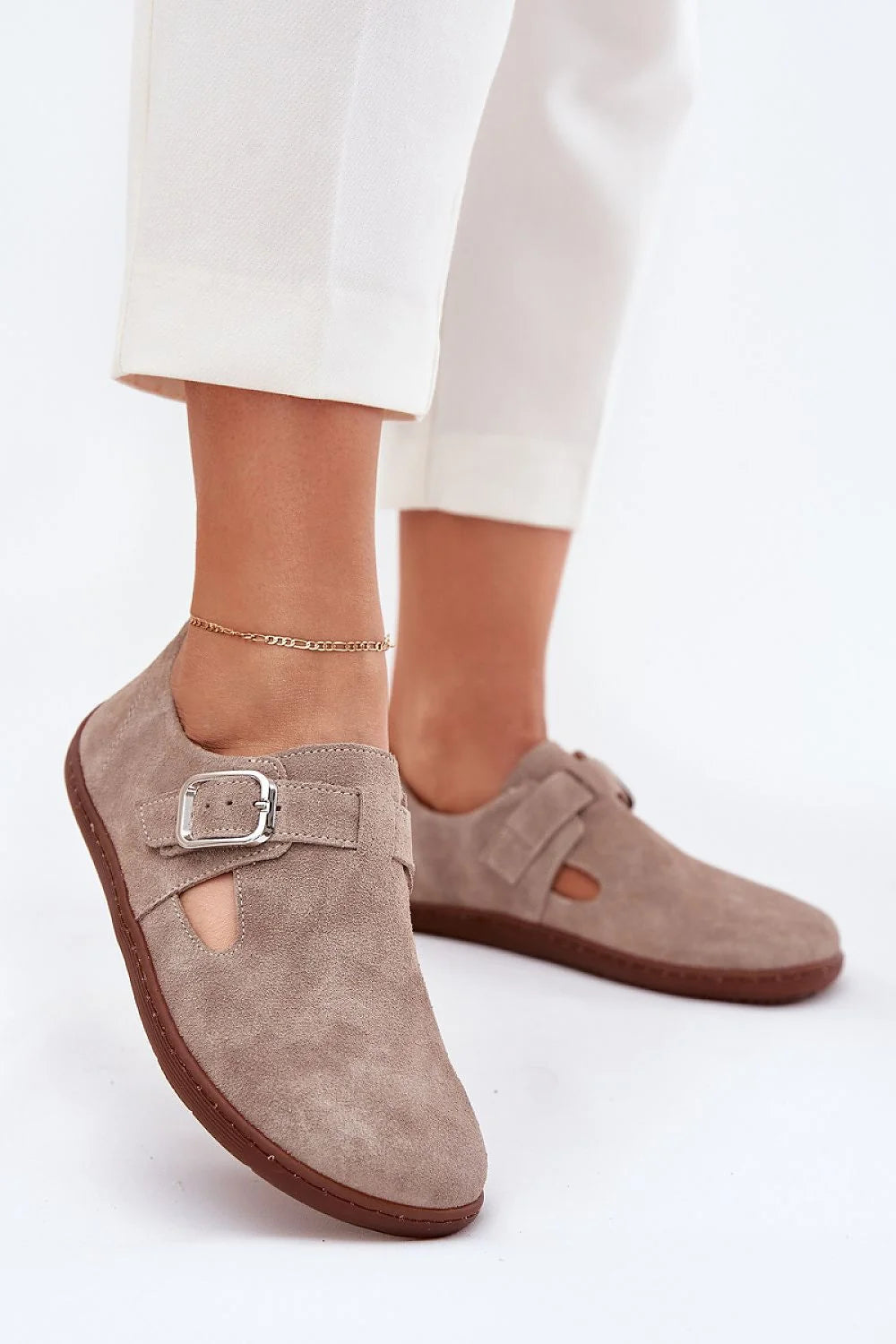 chaussures basses femmes daim taupe clair suédé mocassins bride réglable boucle argentée bout arrondi découpes latérales semelle gomme marron confortable