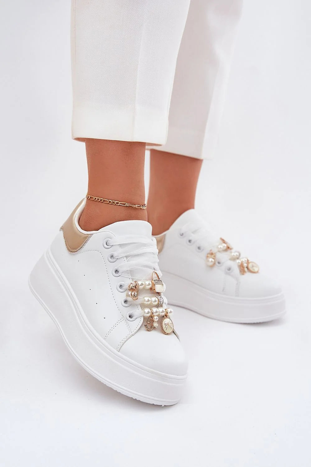 Chaussures de sport blanches pour femmes design contemporain élégant cuir synthétique basse doré plateforme confortable moderne