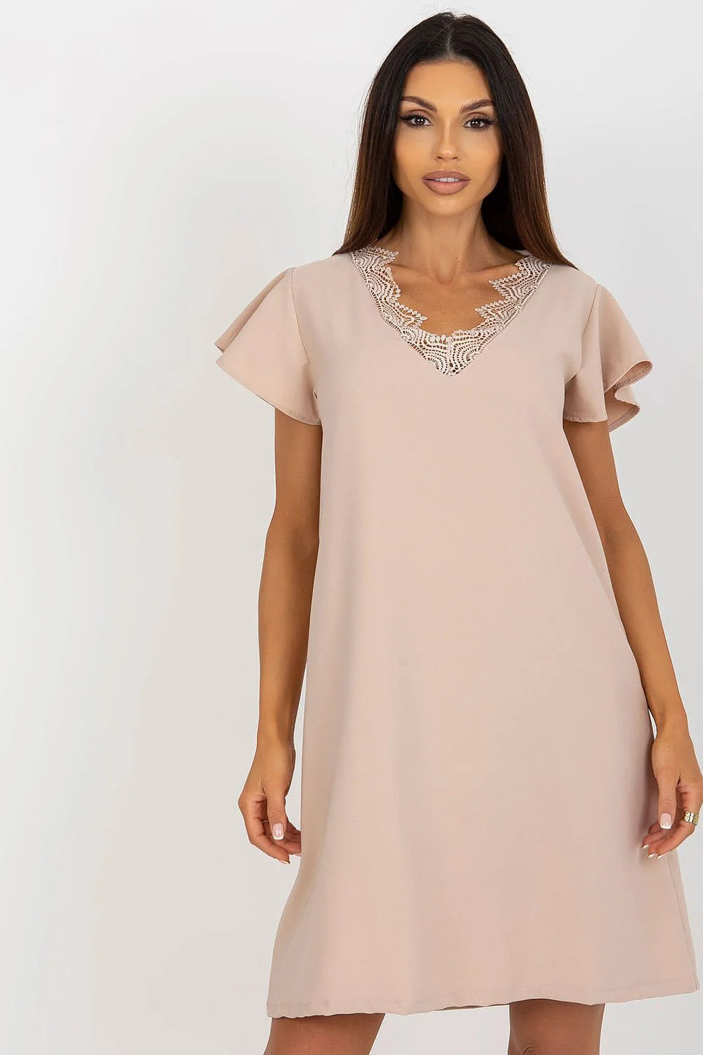 robe courte trapèze beige poudré nude droite fluide encolure V dentelle délicate manches évasées courtes polyester léger structuré confortable