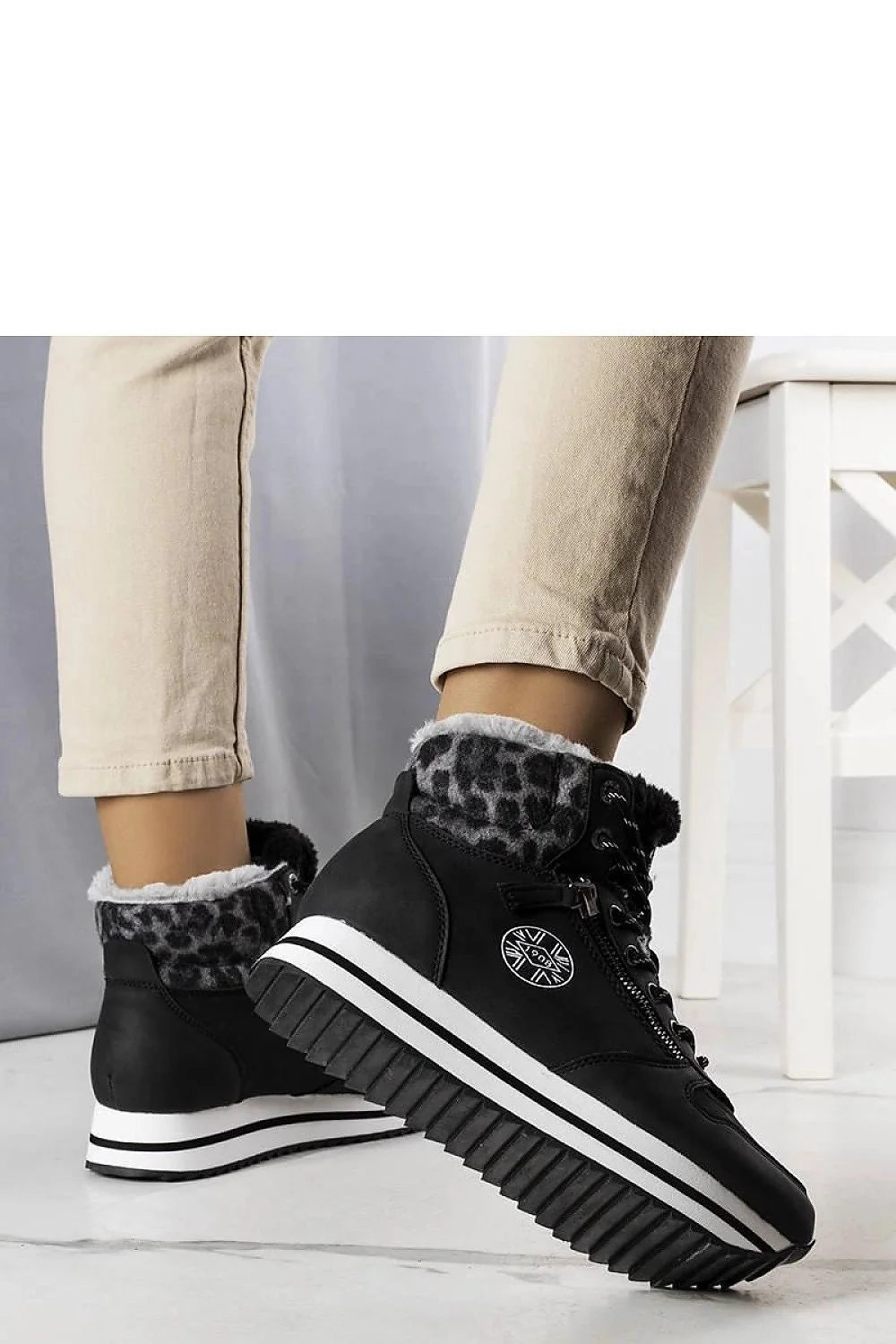 Bottes montantes sportives pour femmes style urbain cuir synthétique fourrure noire semelle blanche fermeture lacets