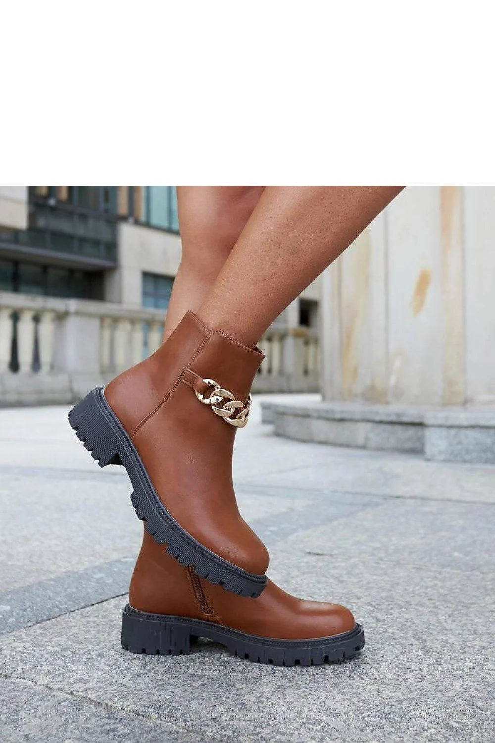 bottines femme cuir brun lisse cognac chaîne métallique dorée semelle caoutchouc noir crantée épaisse montante cheville fermeture éclair