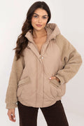 Veste hybride femme en tissu matelassé et manches en tricot épais style urbain décontracté couleur beige clair coupe ample capuche poches latérales fermeture éclair dissimulée