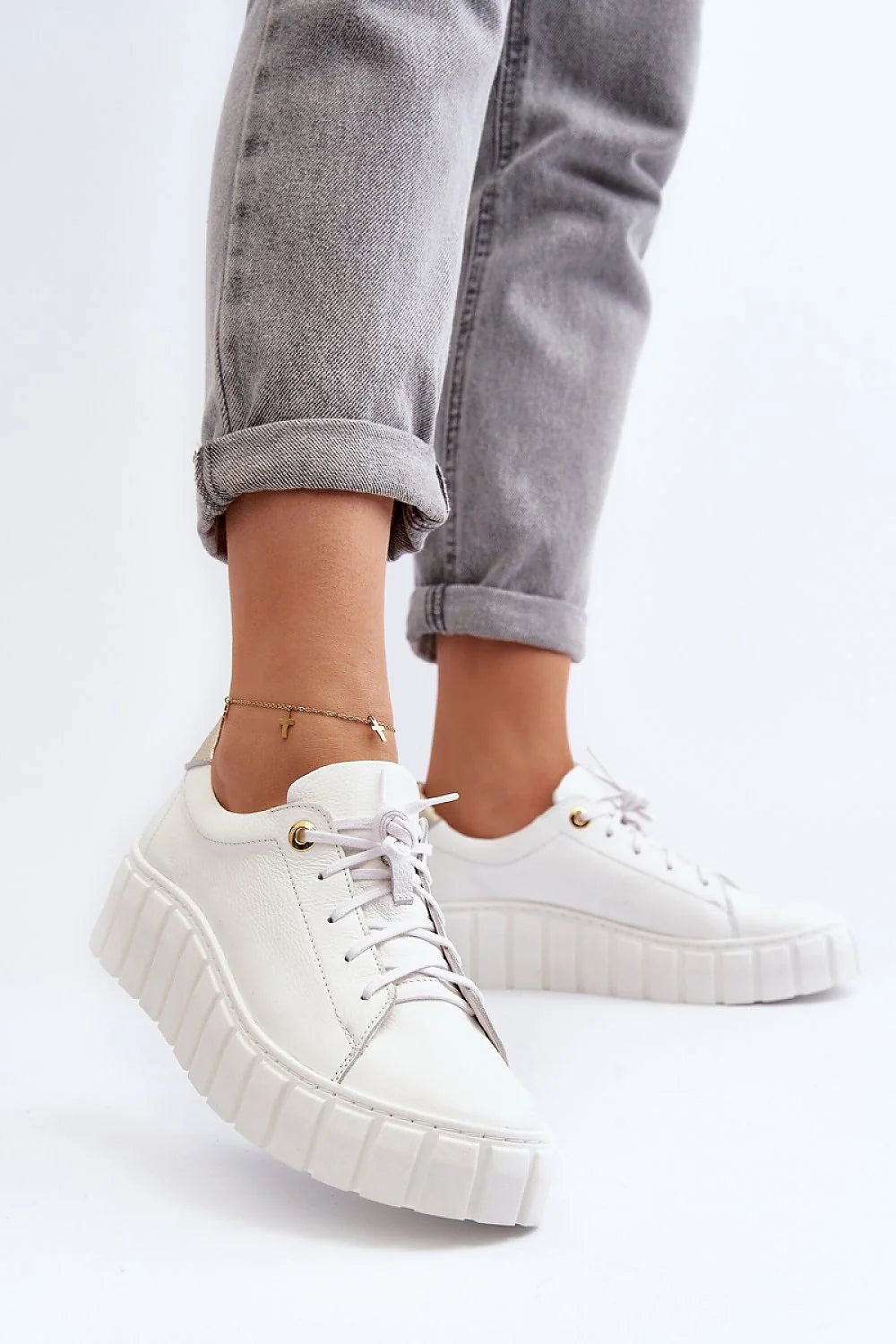 Chaussures basses pour femme en cuir blanc style moderne confortable lacets dorés occasions décontractées