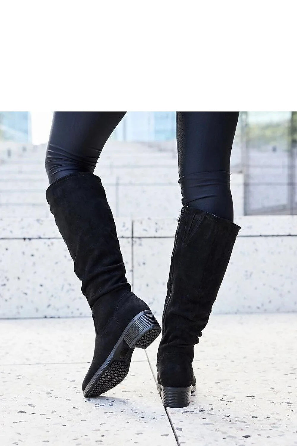 Bottes cuissardes élégantes en éco-suède noir femme, talon bas, coupe ajustée, semelle épaisse, fermeture éclair latérale, style moderne et intemporel
