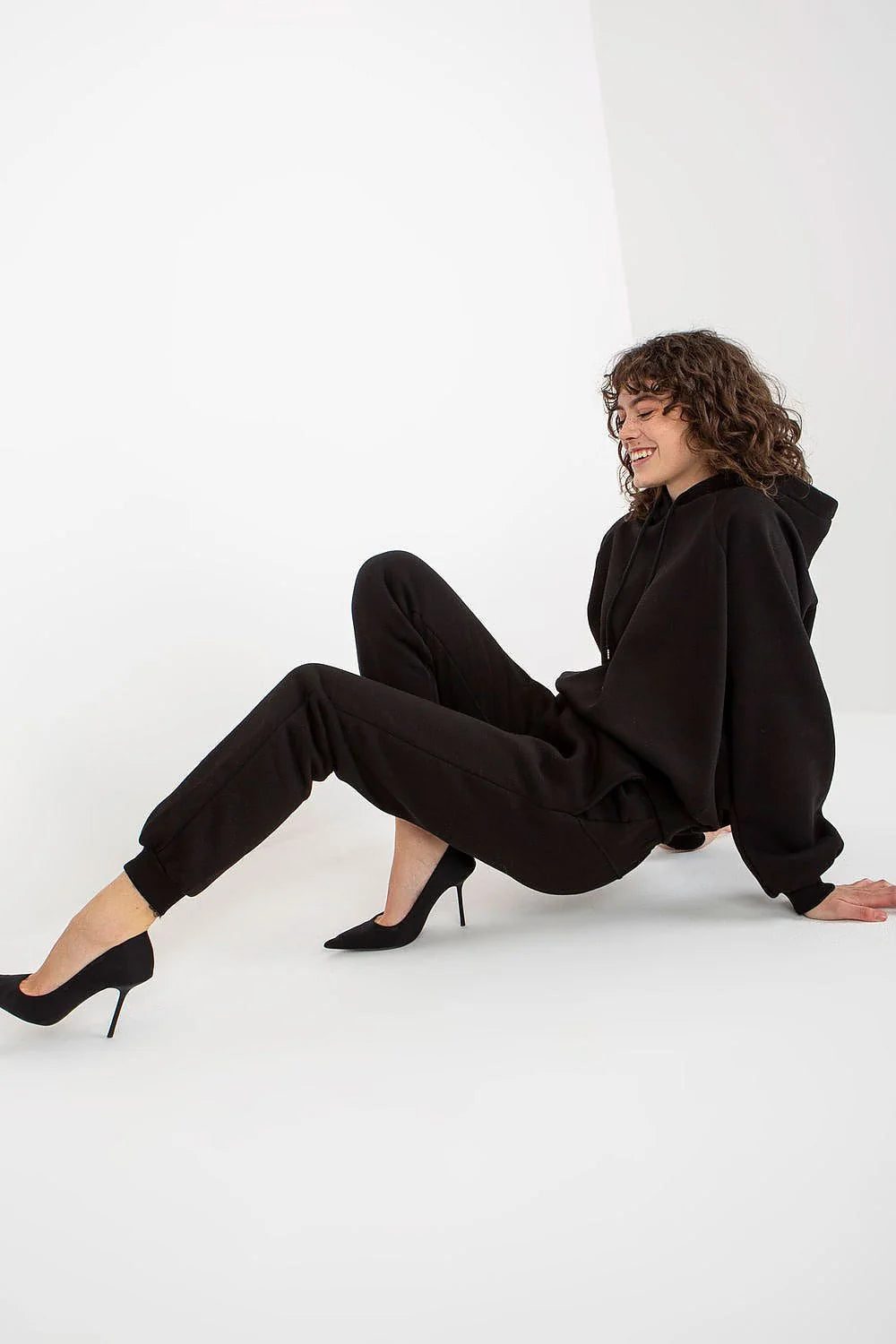 Ensemble de survêtement femme moderne et décontracté sweat à capuche pantalon jogging coupe ample et ajustée tissu coton polyester couleur beige élégante