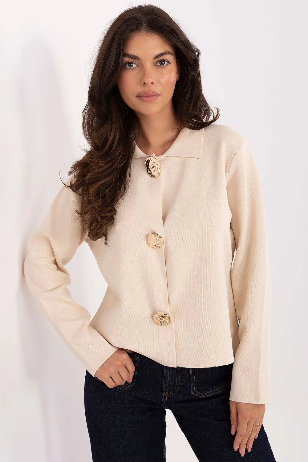 cardigan femme écru maille fine viscose nylon doux col chemisier manches longues coupe courte boutons dorés sculptés minimaliste chic polyvalent