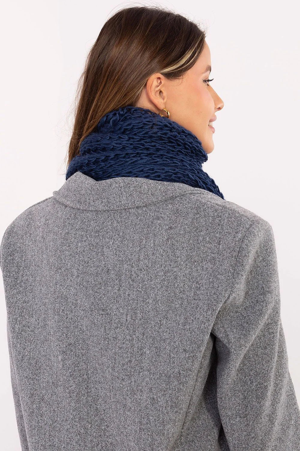écharpe femme hiver grosse maille bleu marine longue enveloppante pompons décoratifs moelleuse pelucheuse douce chaude confortable