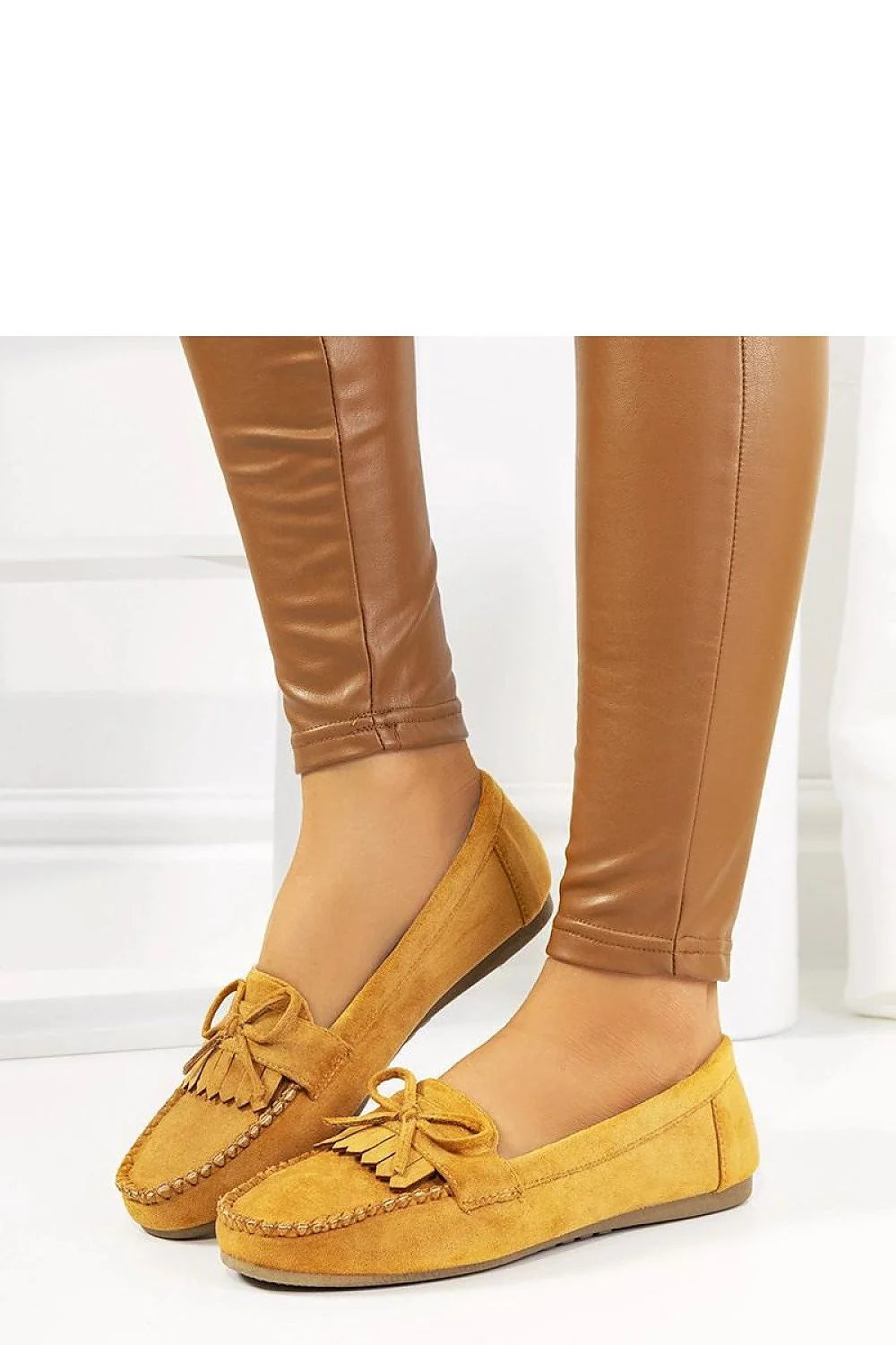 mocassins femme élégants classique jaune moutarde cuir écologique suède slipon franges nœud pompon bout arrondi surpiqûres semelle caoutchouc confortable
