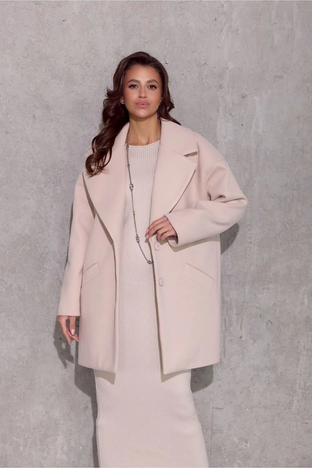 manteau femme oversize mi cuisse laine mélange rose poudré coupe droite épaules tombantes grand col cranté poches passepoilées bouton unique