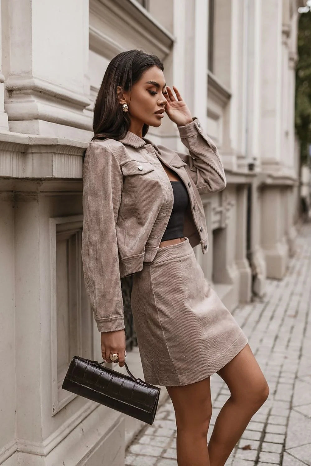 ensemble femme velours côtelé beige taupe veste courte trucker boutons poches rabat jupe mini taille haute ajustée cintrée