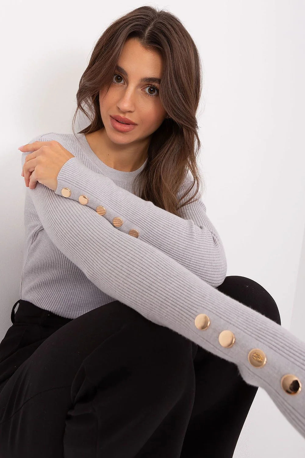 pull tricoté côtelé femme gris clair manches longues encolure ronde ajustée viscose douce extensible chaleur boutons dorés décoratifs maille élégante