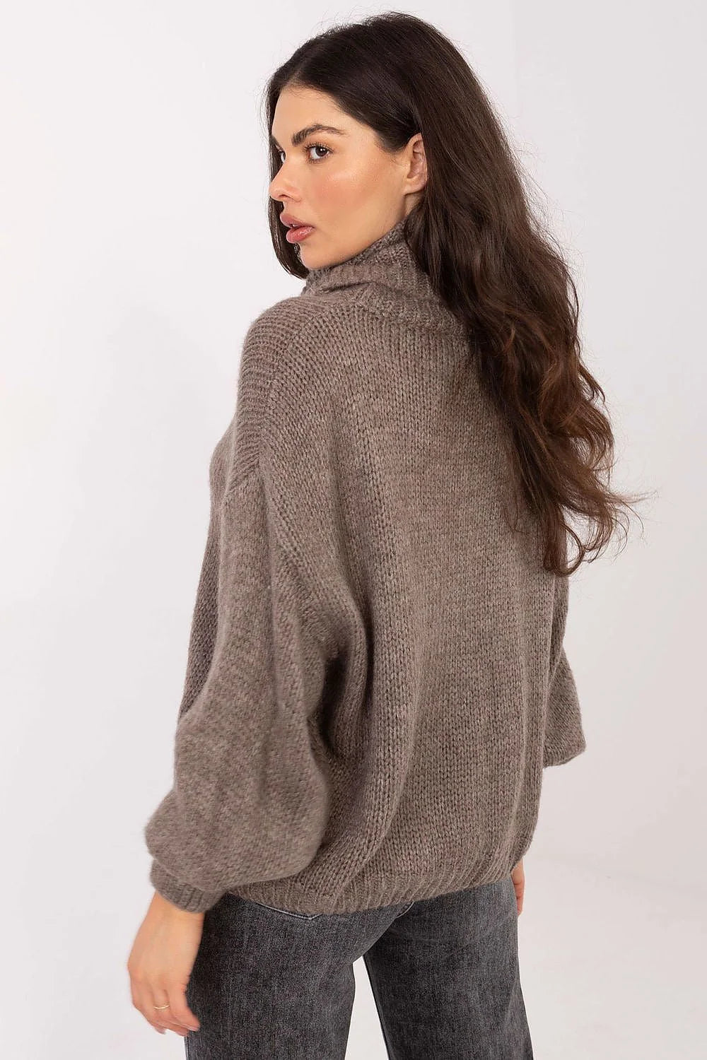 pull femme col roulé oversize grosse maille taupe coupe courte manches ballon moelleuse mohair acrylique nylon doux cocooning confortable hivernal