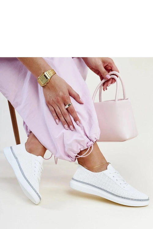 baskets femmes sneakers blanches perforées tige cuir synthétique ajourée lacets plats semelle caoutchouc épaisse liseré gris profil bas respirant confortable