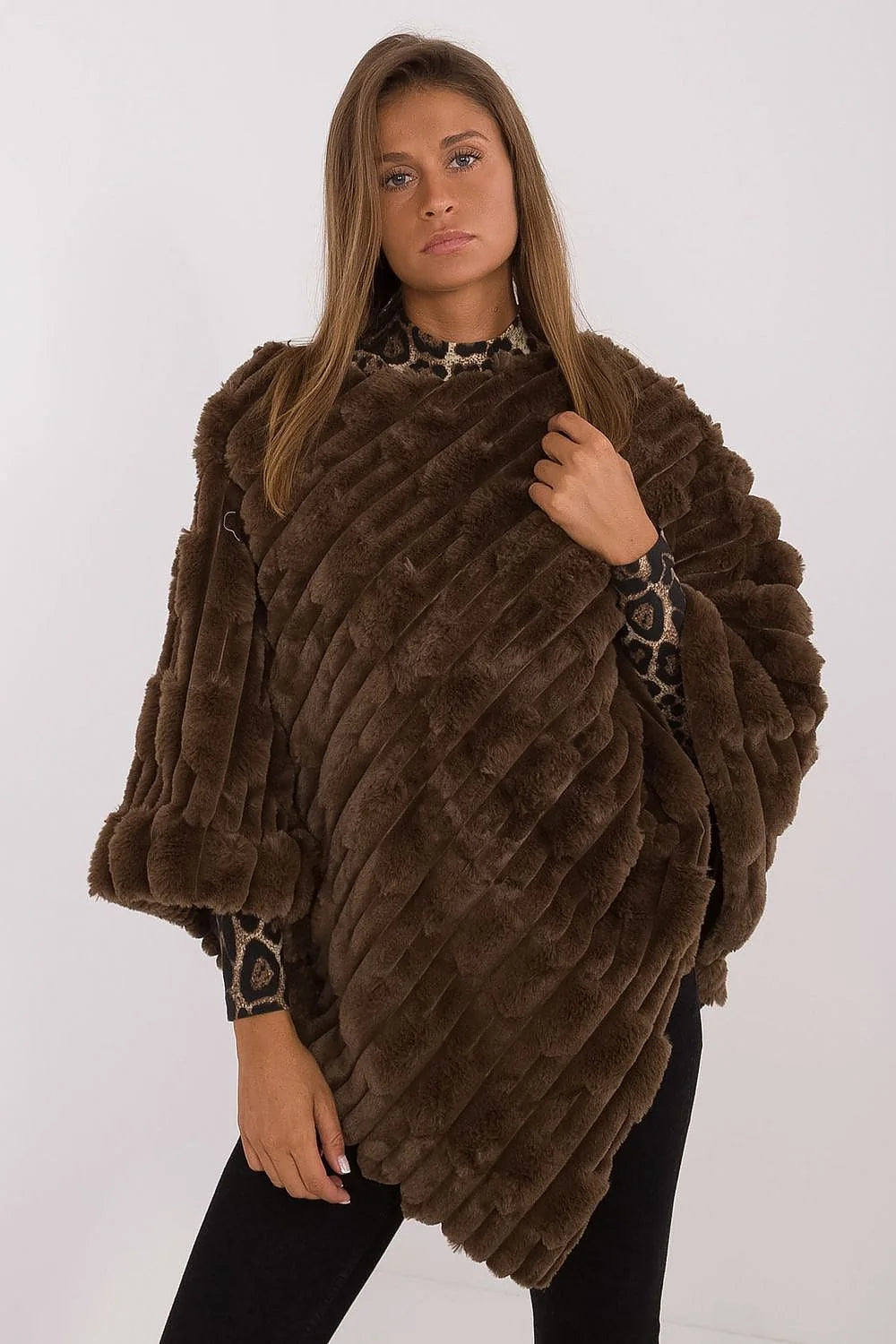 Poncho en fausse fourrure marron foncé ample et fluide texture diagonale luxueuse pour femme