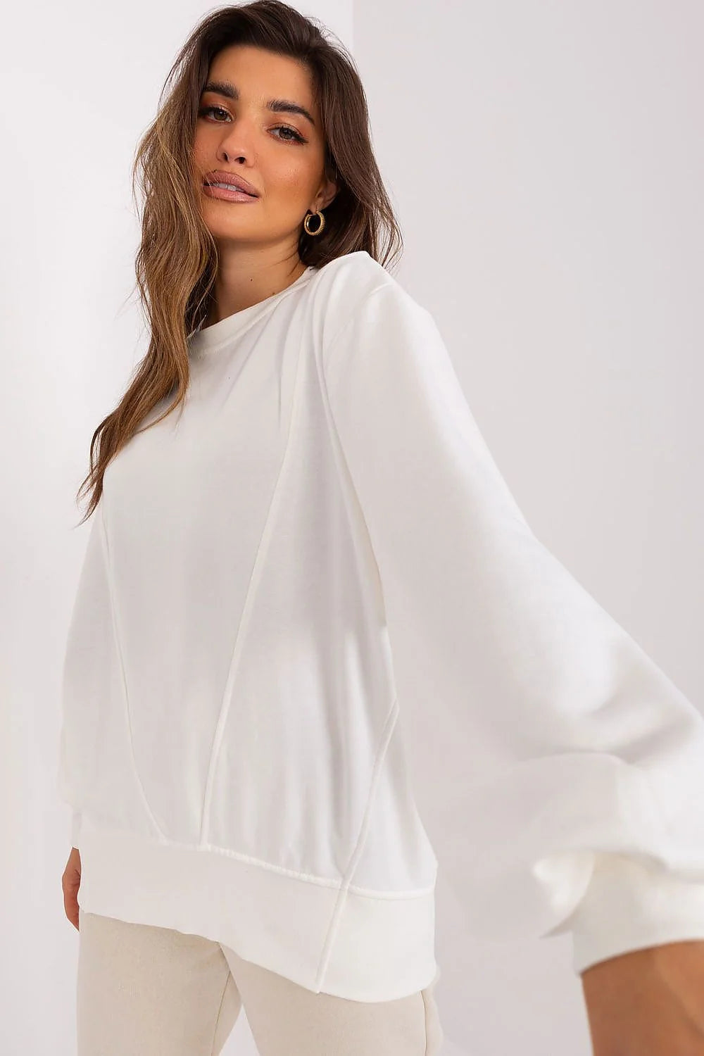 sweatshirt femme oversize blanc cassé molleton doux col rond manches bouffantes coutures décoratives V bordcote ourlet ample confortable minimaliste