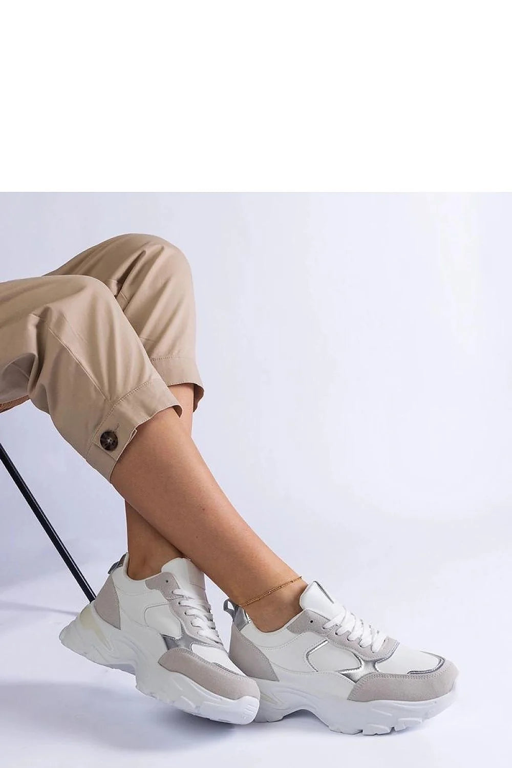 Baskets pour femmes style streetwear design moderne baskets blanches semelle épaisse cuir synthétique tendance 2023