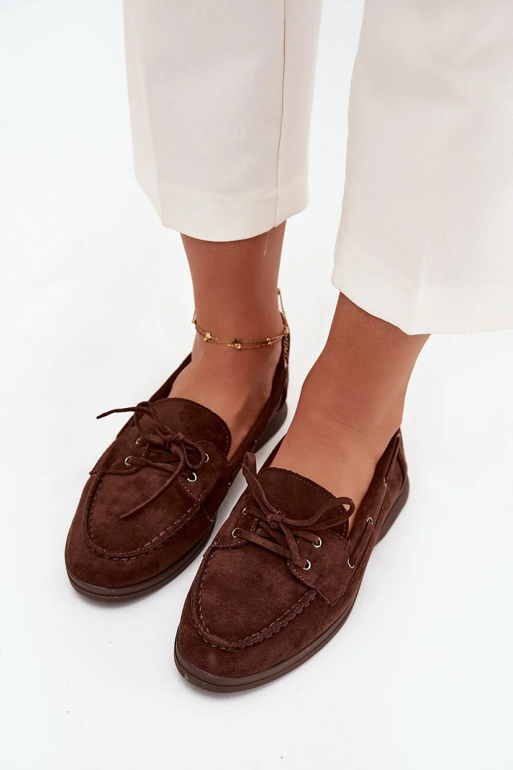 mocassins femme suédine douce marron chocolat semelle plate bouts arrondis surpiqûres décoratives laçage traversant œillets métalliques silhouette décontractée chic