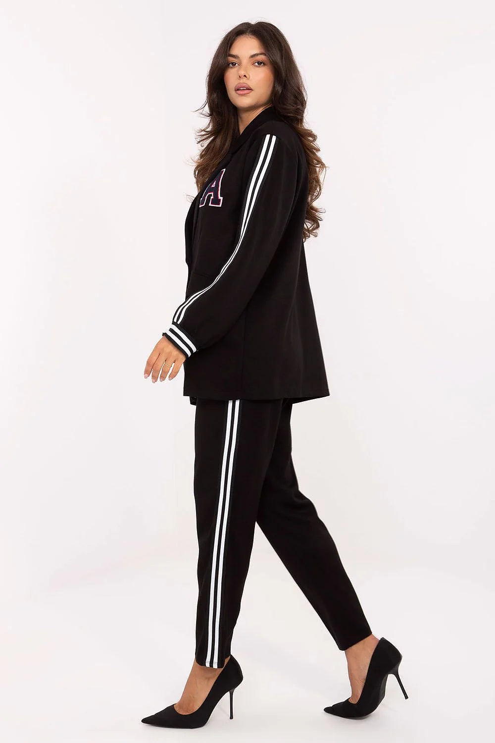 ensemble blazer pantalon femme noir sportchic jersey doux boutonunique revers écusson varsity rougeblanc bandes contrastantes manches côtelées poches taillehaute