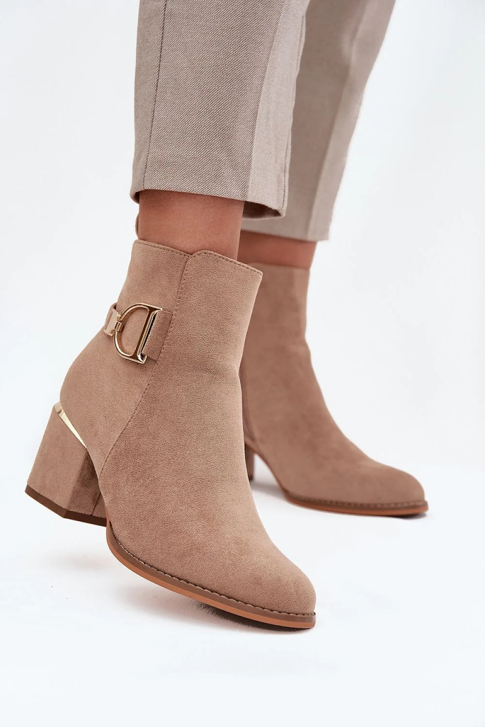 bottines femme suédine écologique taupe bout arrondi talon colonne moyen maintien silhouette élégante doublure douce chaleur confort fermeture éclair dorés