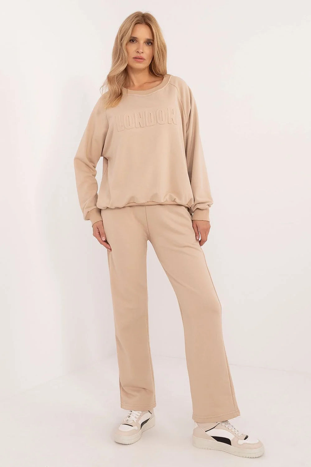 Ensemble casual femme sweatshirt et pantalon coupe droite couleur beige matériau coton polyester confort durable style sportif mode décontractée