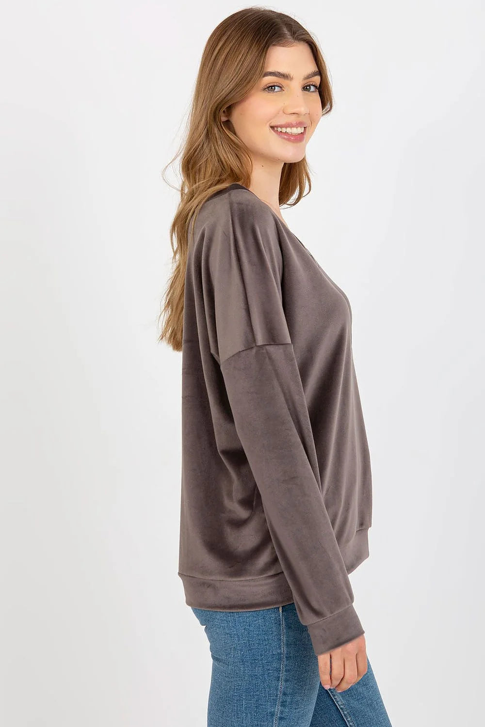 Sweatshirt en velours pour femme, doux, taupe, manches longues, encolure en V, coupe relax, élégant, luxueux, mode intemporelle, confort optimal, vêtement automne/hiver, style minimaliste, finitions soignées, garde-robe essentielle